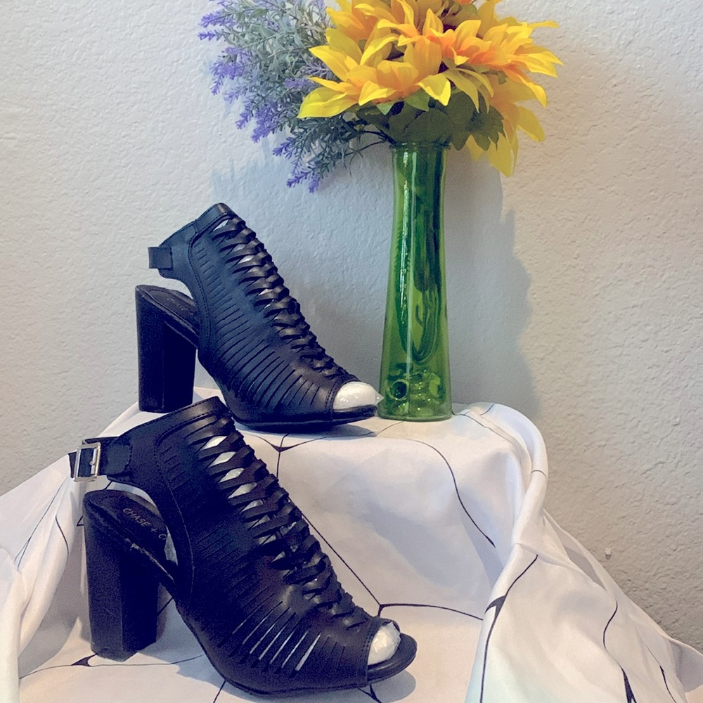 CHASE + CHLOE, black heel. Size 10. Slightly worn.
Shoes only for sale 😊